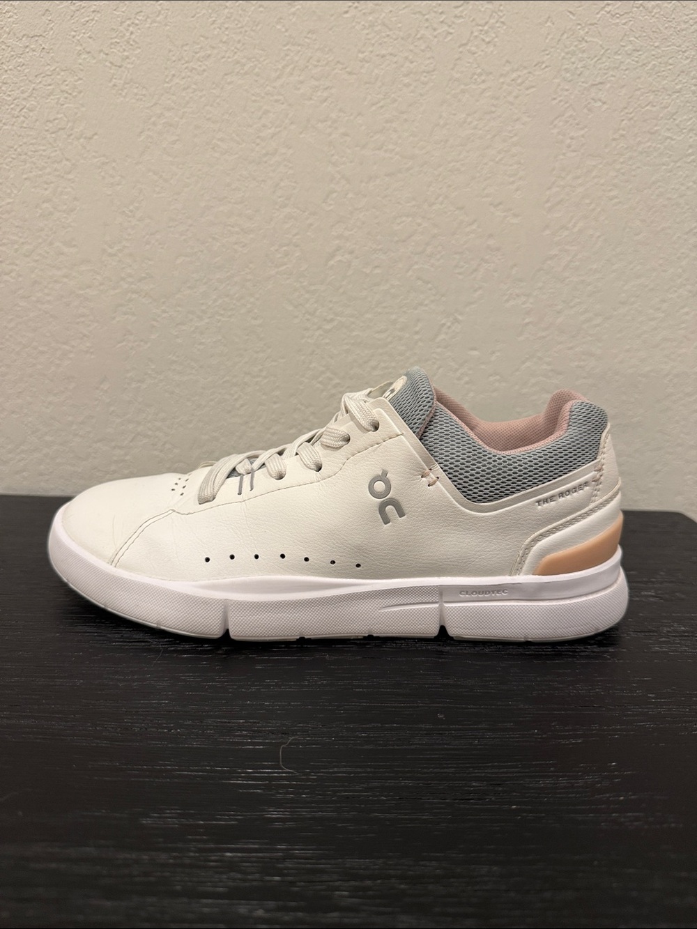 On Cloud Women’s Size 7.5 W7.5 Roger Walking Training Shoes White Blush Gray